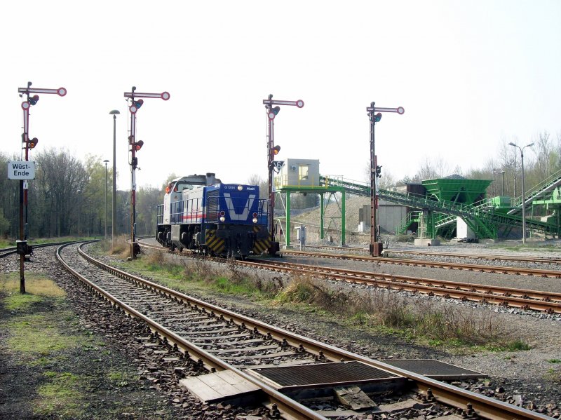 Rent a Rail Lok beim Umsetzen.Im Hintergrund die Bahnverladung der