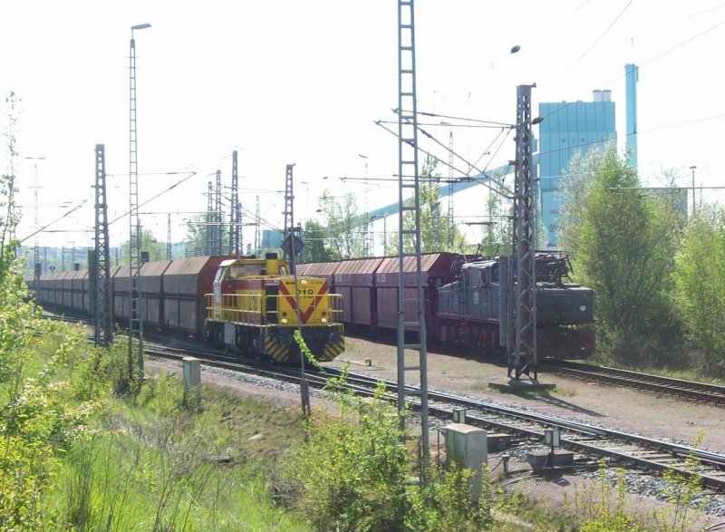 MEG 218 f�hrt mit Braunkohlezug aus dem �bergabe Bahnhof des