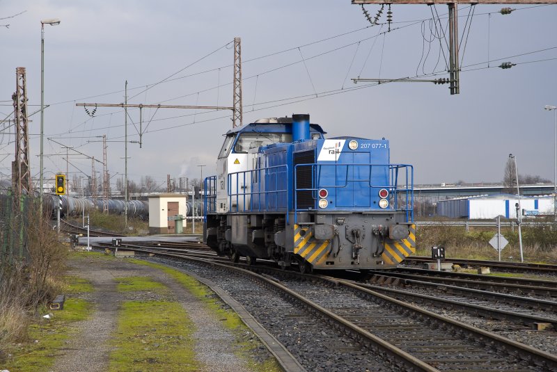 207 077 von duisport rail rangieret in DU-Ruhrort. 09.02.2007 