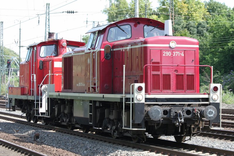 290 371-4 in Bundesbahnrot zieht 362 942-5 als Lokzug durch