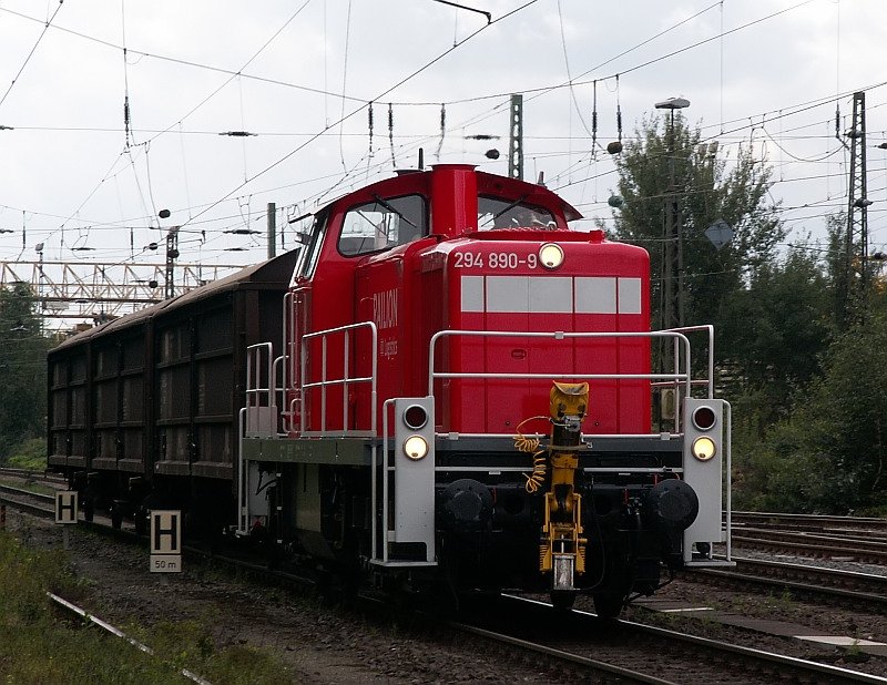 Bespannt mit einigen wenigen G�terwagen rauscht diese 294er in Richtung