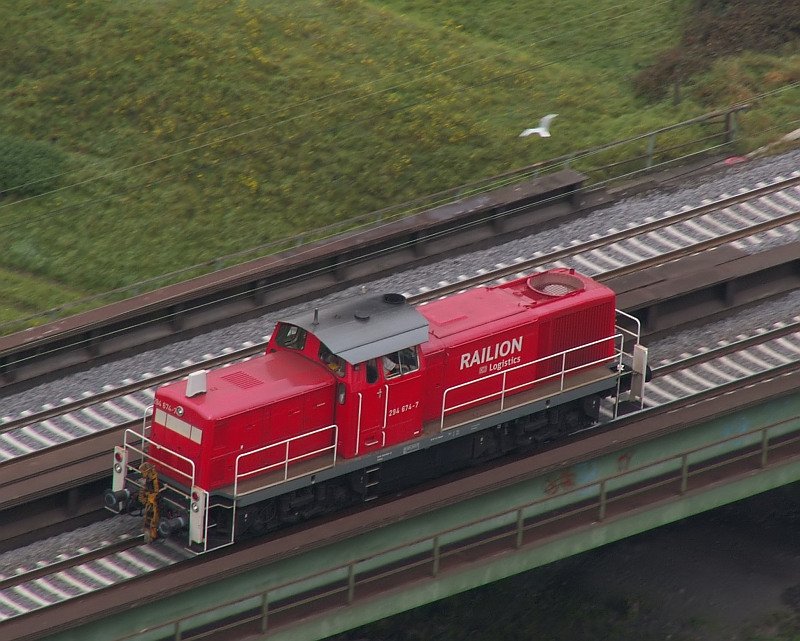 Eine einzelne 294er rauscht �ber den Rhein-Herne Kanal in Richtung