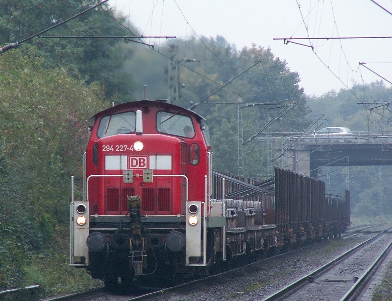 In str�mendem Regen rauscht diese 294er in Ratingen an mir