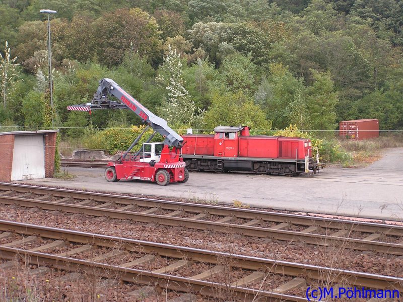Containerkranwagen auf dem Umschlagbahnhof Saarbr�cken am 17.10.2007. Dahinter: 294 958-4