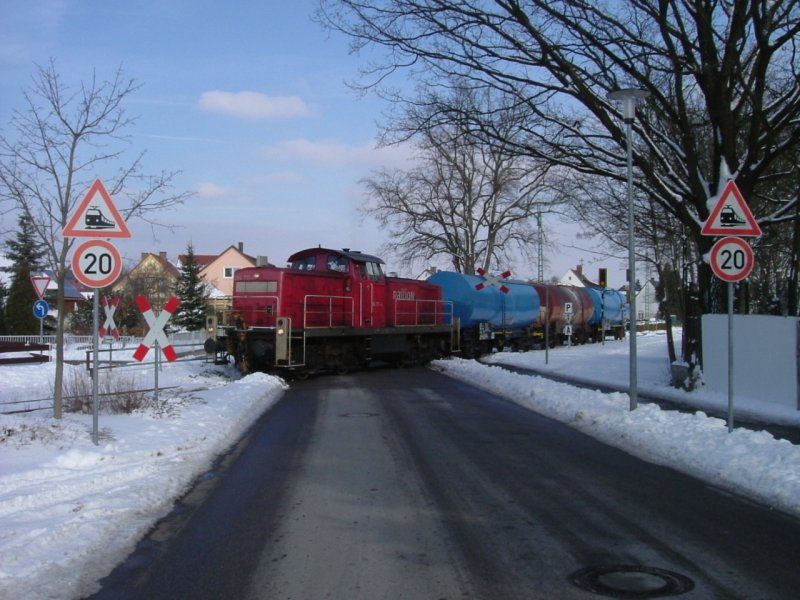 Am 13.02.2006 �berquert 294 717 mit einem sehr kurzen Zug