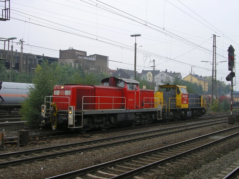 BR 294 722-4 und NL BR 6466, Ausfahrt aus HA-Vorhalle
