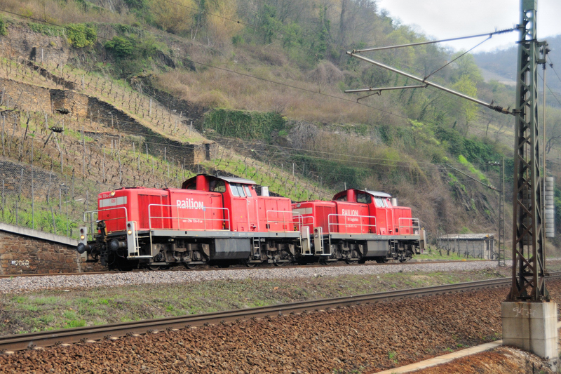 Doppel-Diesel: 294 724-0 und 294 872-7 streben nordw�rts und werden