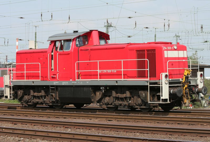 Die 294 908-9 rangiert in Neuss G�terbahnhof am 14.08.2009 