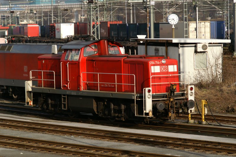 Am 7.3.09 steht 294 714-1 im Umschlagbahnhof Wuppertal-Langerfeld abgestellt. Sie