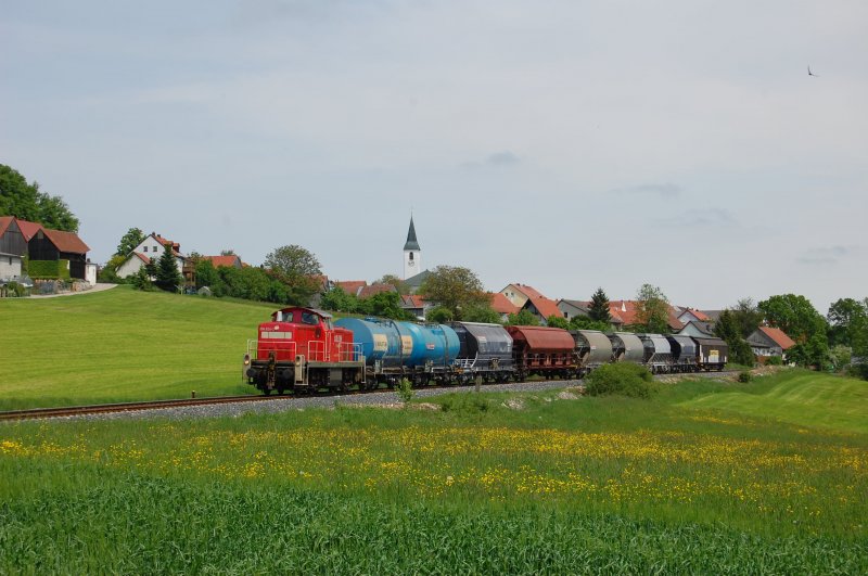 294 624 am 15.05.2009 mit G�terzug unterhalb von Gebenbach (Strecke