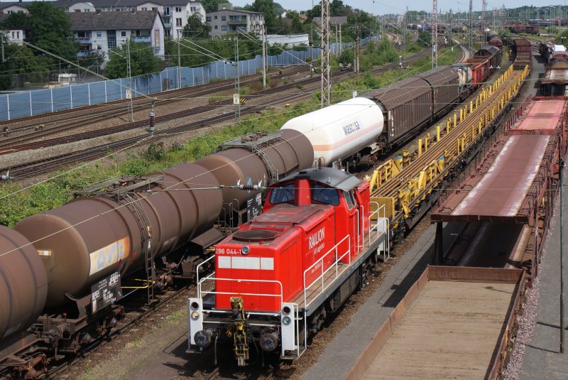 296 044-1 beim rangieren verschiedener G�terwagen im Seelzer Rbf. 