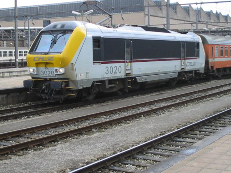 E-Lok 3020 kurz vor der Abfahrt nach L�ttich am 02.09.04