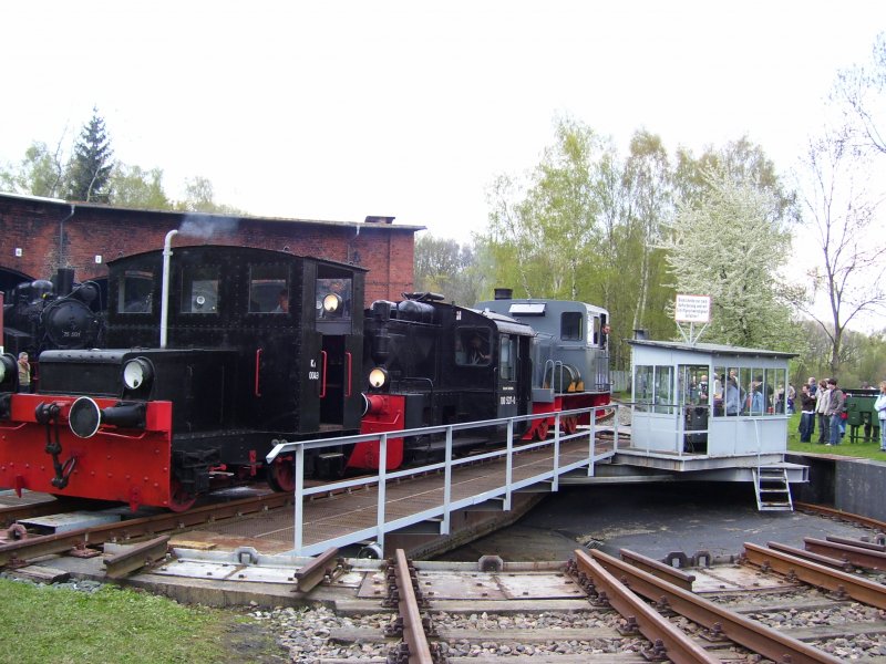 3 small locomotives at the hub of the VSE Black
