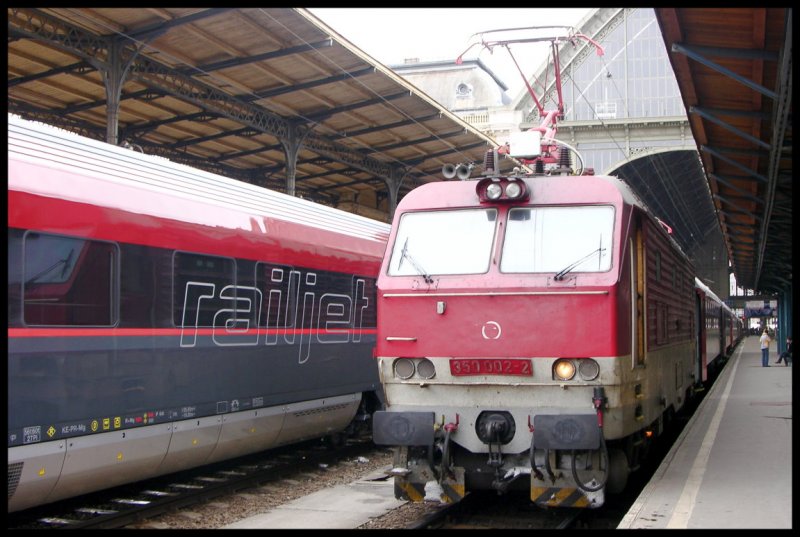 ZSR pályaudvar 350 002 with the next Railjet in Budapest