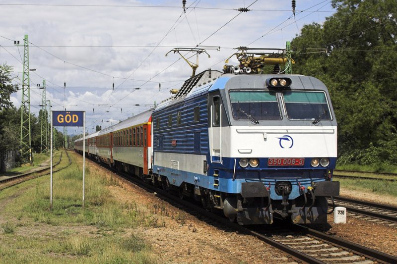 350 006 zieht den Jaroslav Hasek EC nach Budapest. Hier
