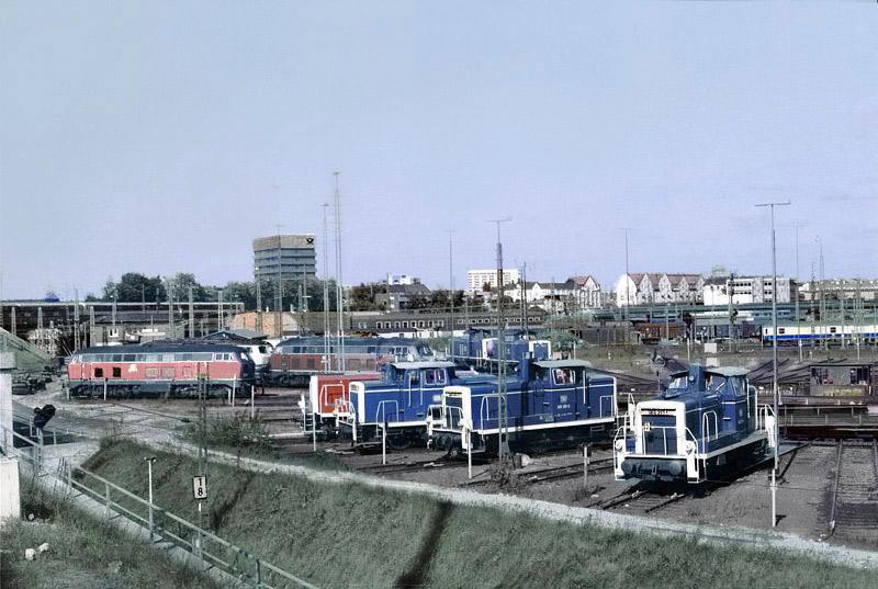 Bw Hamburg-Altona 1987 mit Doppeldrehscheibe und verschiedenen,
abgestellten Dieselloks.
Fr�her Heimat-Bw der