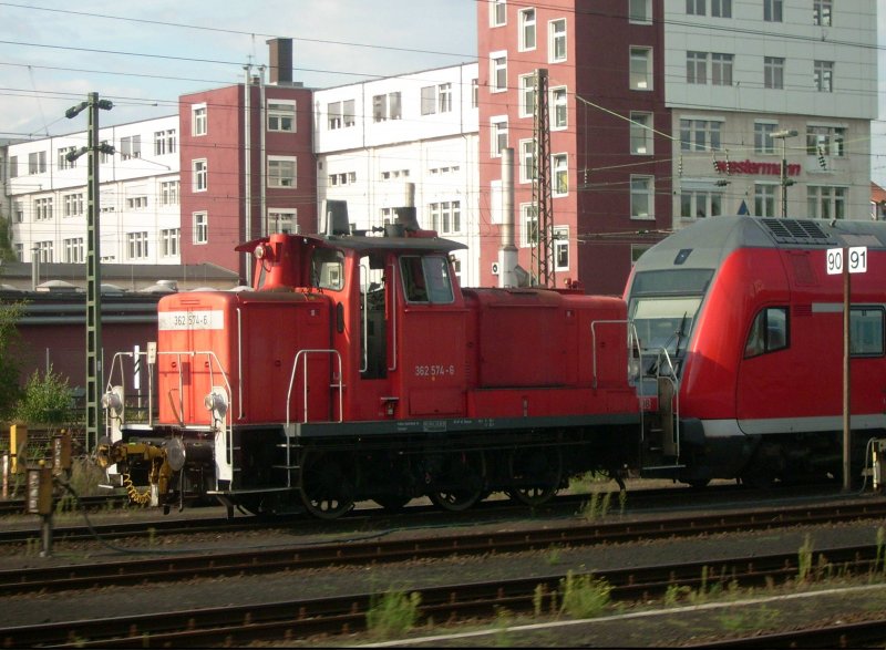 362 574 schiebt am 21.08.08 eine Doppelstock-Garnitur durch die Waschanlage