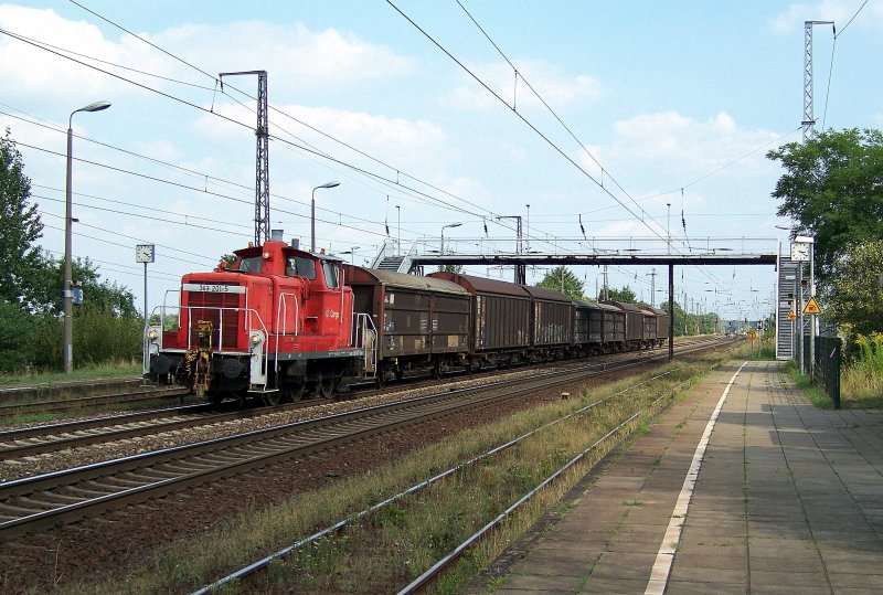 363 201-5 rangiert wenige Waggons. Hier zu sehen bei der