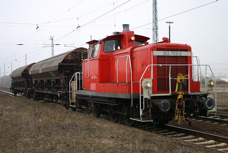 Mit freundlichen Gr��en des Lokf�hrers f�hrt 363 703-0 mit ihrer