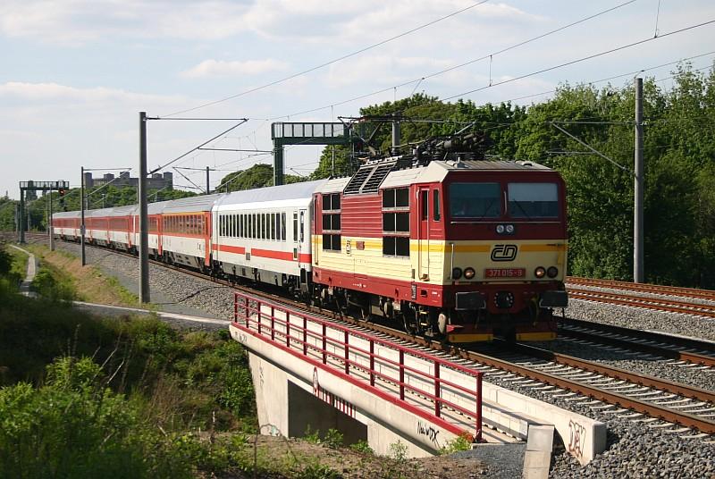 Am 19.05.05 beschleunigt 371 015-9 den EC177 nahe Dresden-Doberitz auf