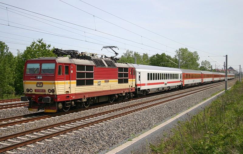 371 005-0 mit EC176 am 20.05.05 bei Dresden-Doberitz. 