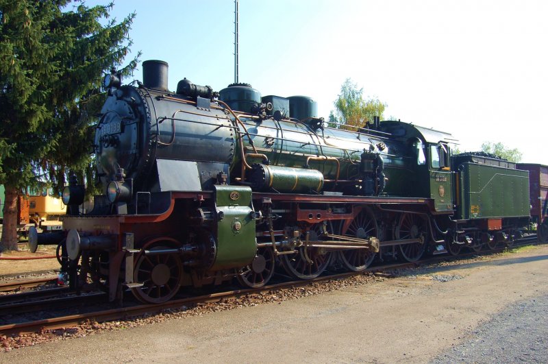 the good old P8, in provincial railroad paint, is well