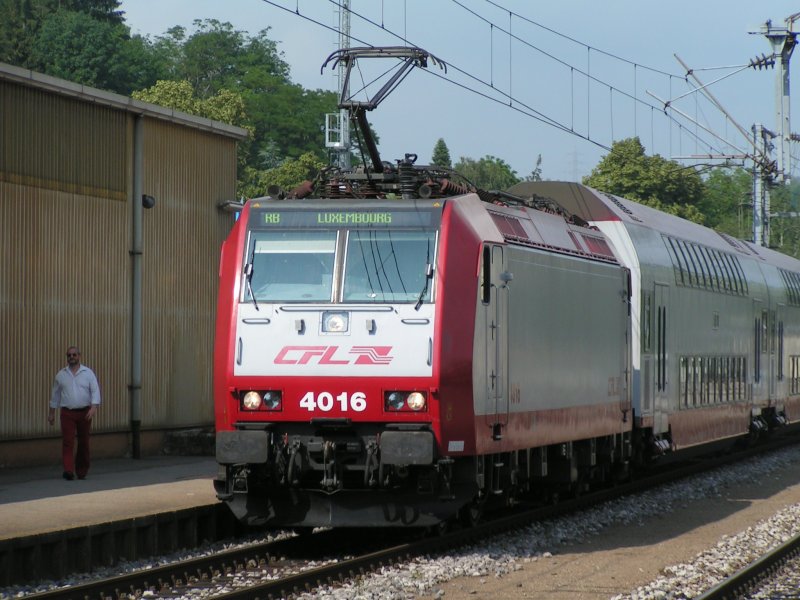 E-Lok 4016 bei der Einfahrt in den Bahnhof von Ettelbr�ck.