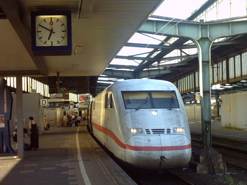 ICE am Duisburger Bahnhof wartet auf abfahrt 