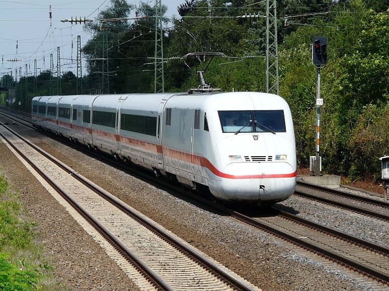 Dieser ICE rauscht an Angermund vorbei in Richtung D�sseldorf. Das