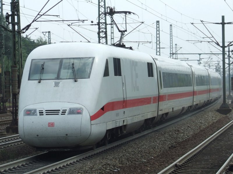 Ein ICE 1 verl�sst das morgentlich, verregnete Hamburg-Harburg am 06.08.2008.