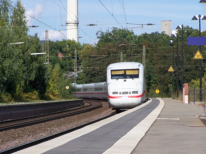 Ein ICE1 durchrasst Uelzen am 20.09.08 