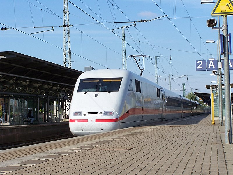 The head of an engine pushing the ICE1 Lüneburg to