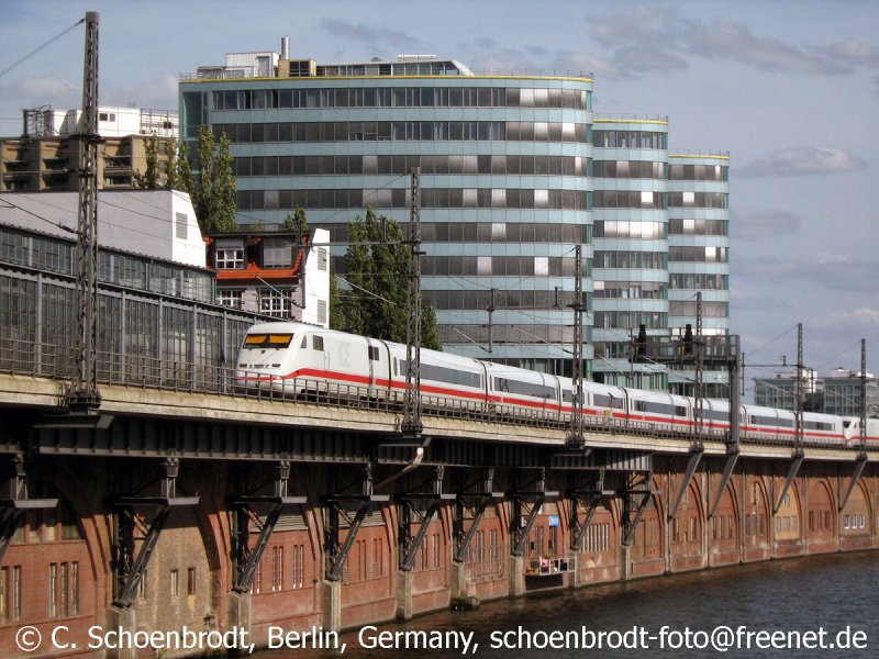 Berlin, Trias-Geb�ude, ICE nach Ostbahnhof  