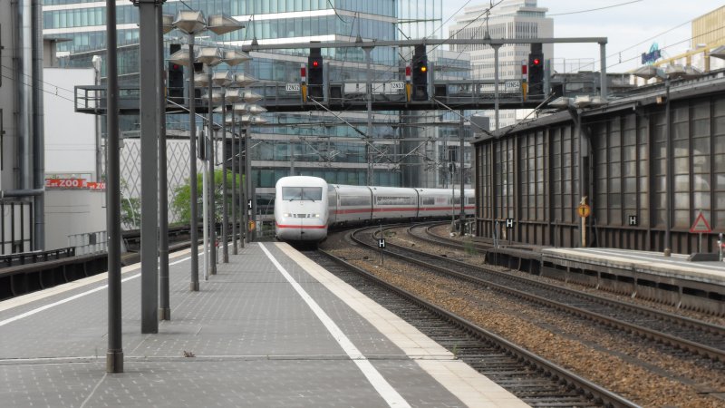 ICE 401 entrance in Berlin Hauptbahnhof (automatically translated, Powered by
