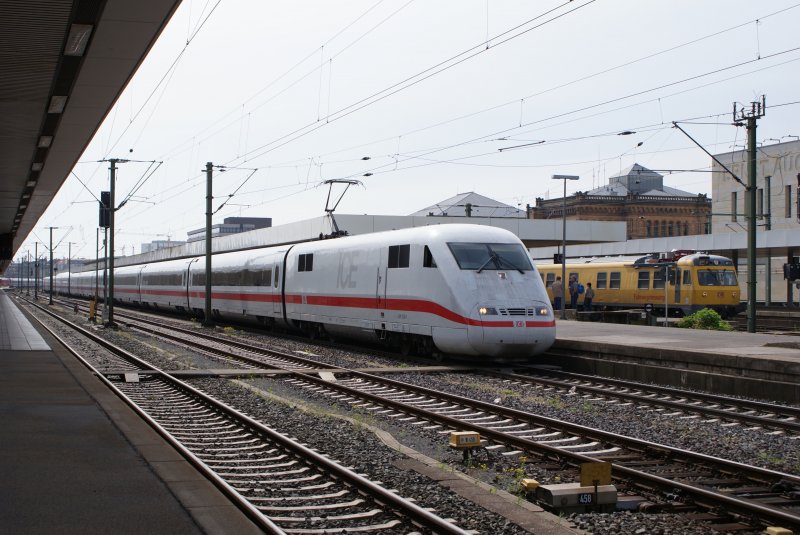 an ICE 1 is next to a test train in