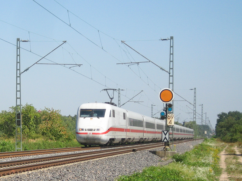 Neue Technik trifft auf Alte - ein ICE am Vorsignal