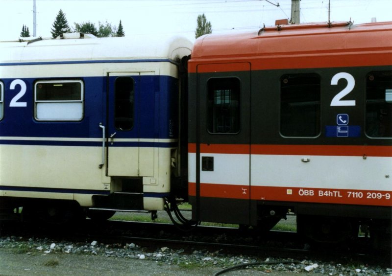 Sommer 1999 in Villach Hbf
alte und neue Version der 4010-Garnitur
