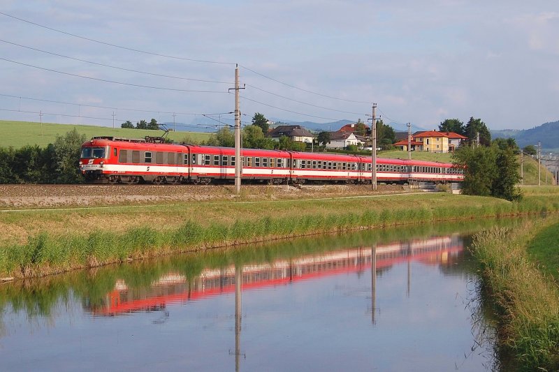 IC 600 mit Triebkopf 4010 001 voraus ist am 09.06.2008
in