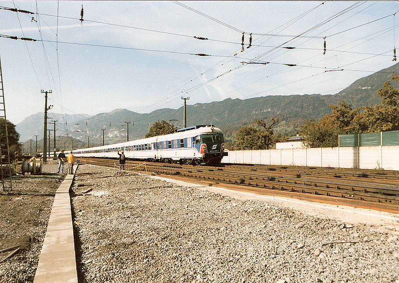 An unknown races through 4010 on 16 October 1988 Bahhof