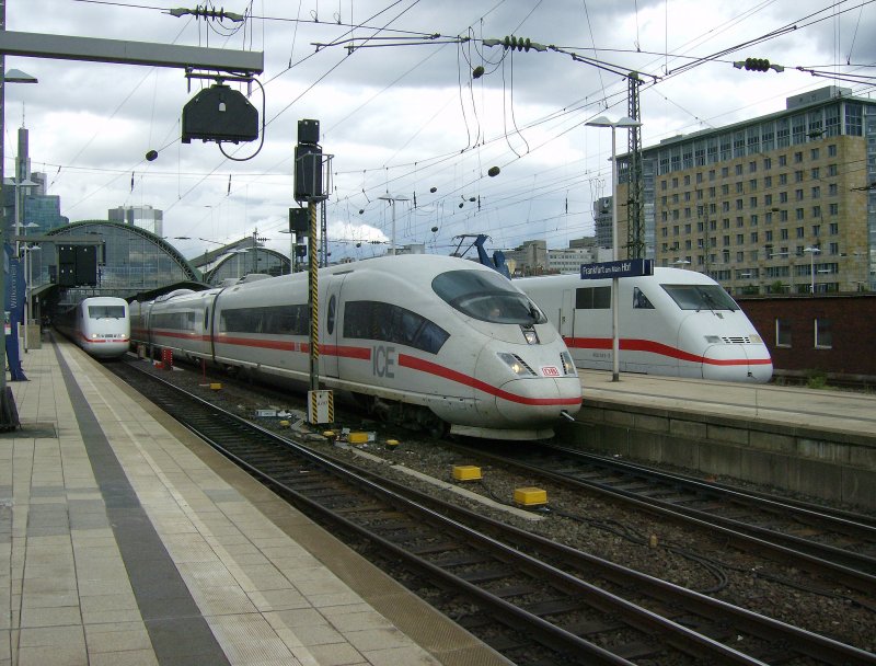Ein ICE 1, ein ICE 3 und ein ICE 2
