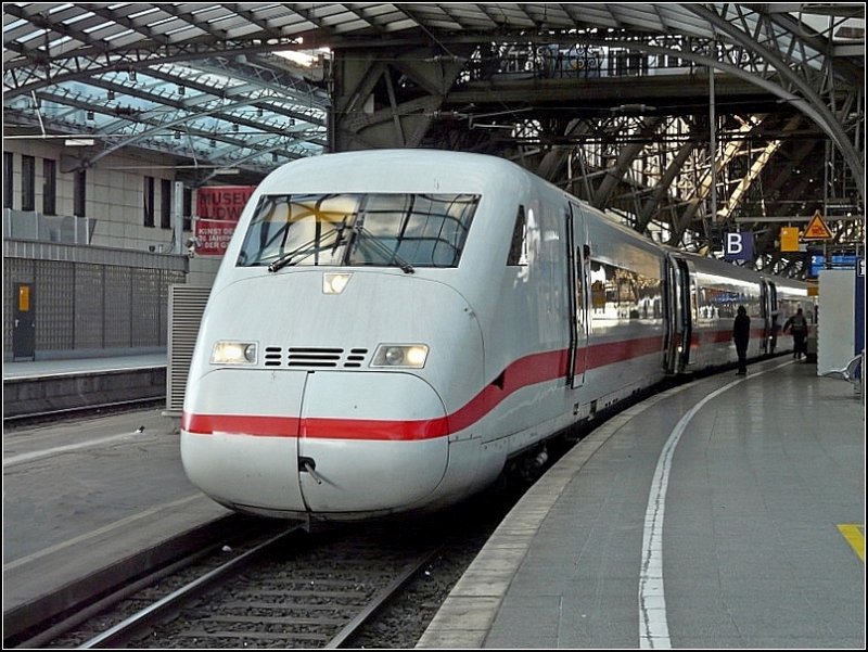 Dieser ICE 2 stand am 08.11.08 am Bahnsteig im K�lner