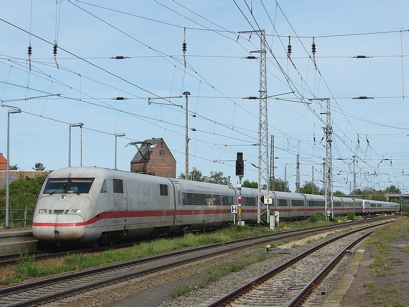 402 015 und 402 017 durchfahren den Bahnhof Stendal. (09.05.09)