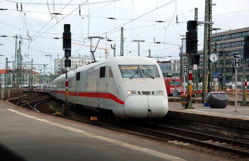 Ein ICE 2 erreicht am 09.05.09 als ICE 546 Hannover