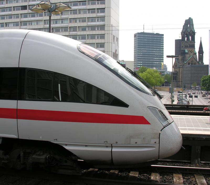Bahnhof Berlin Zoologischer Garten mit ICE und Kaiser-Wilhelm-Ged�chtniskirche im Hintergrund.