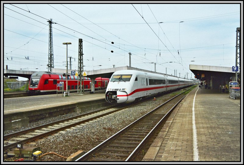 402 003 Cottbus/Ch�śebuz rollt mit schlie�ender Bugklappe als ICE640 nach