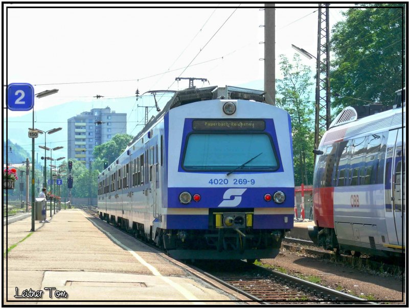 Triebwagen 4020 269 (Altlack) verl��t den Bahnhof M�rzzuschlag in Richtung
