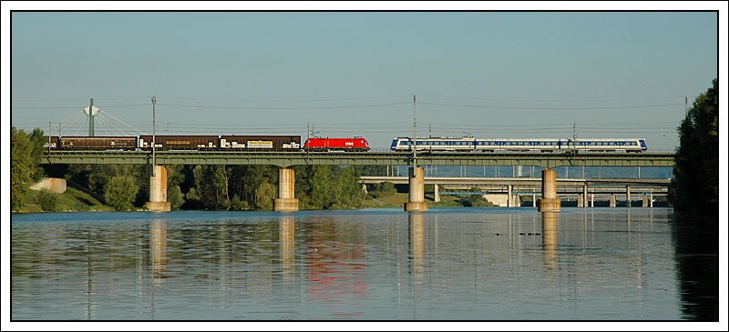 Zugbegegnung auf der Br�cke �ber die neue Donau in der