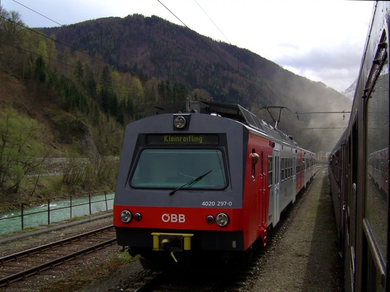 Der 4020 297 am 19.04.2008 bei einer Zugbegegnung mit