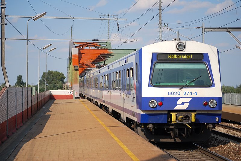 4020 Garnitur mit Steuerwagen 6020 274 bei der Durchfahrt in