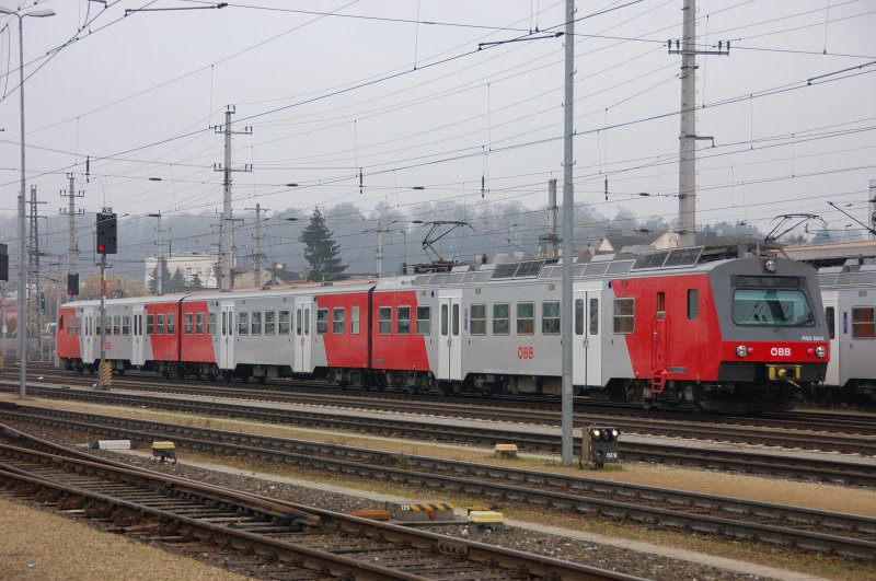 Regional flanked 320-0 4020 another train in the station of
